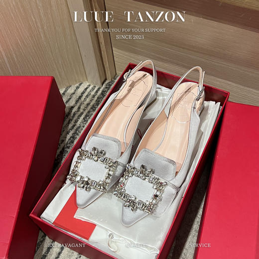 R*  经典粗跟钻扣单鞋 商品图4