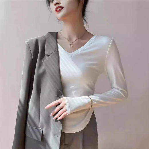 显瘦修身 气质百搭 纯白色秋季新款 小v领打底衫女 内搭洋气 纯欲正肩长袖t恤  商品图0