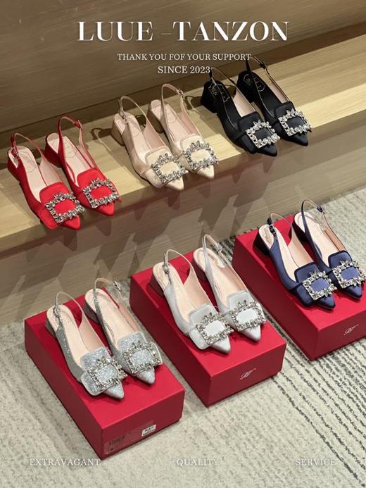 R*  经典粗跟钻扣单鞋 商品图1