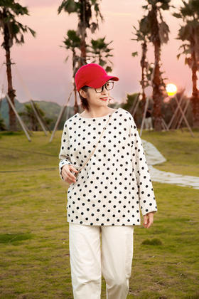 波点圆领衫