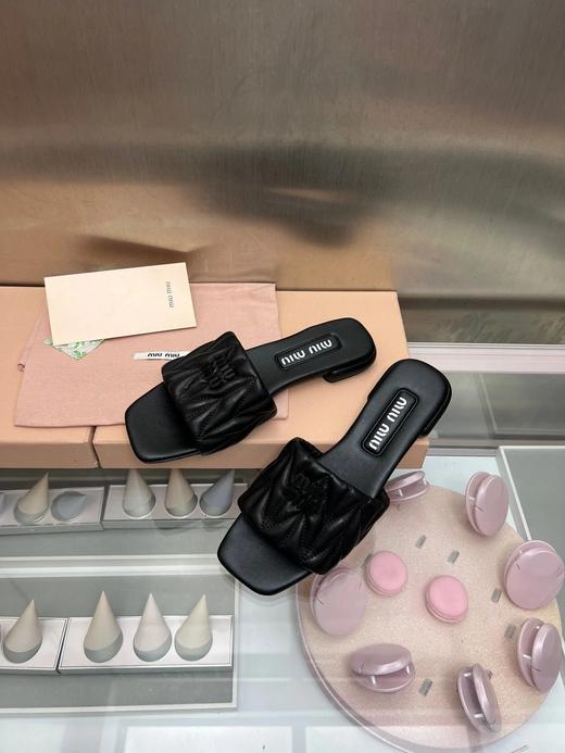 miui*2023ss春夏新款平底皱小羊皮凉鞋拖鞋 商品图5