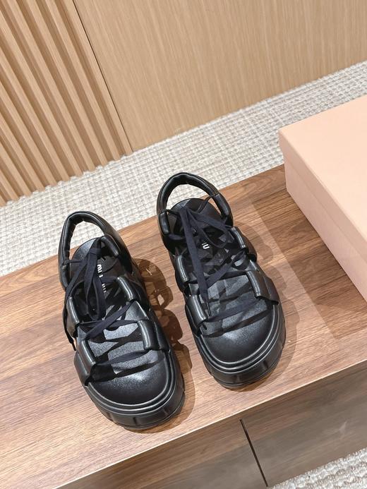 缪家 2023春夏新品 休闲风格与迷人设计邂逅于新款软羊皮绑带凉鞋 商品图3