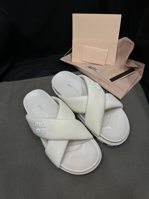 缪家  23款miumiu拖鞋  黑/白 商品图1