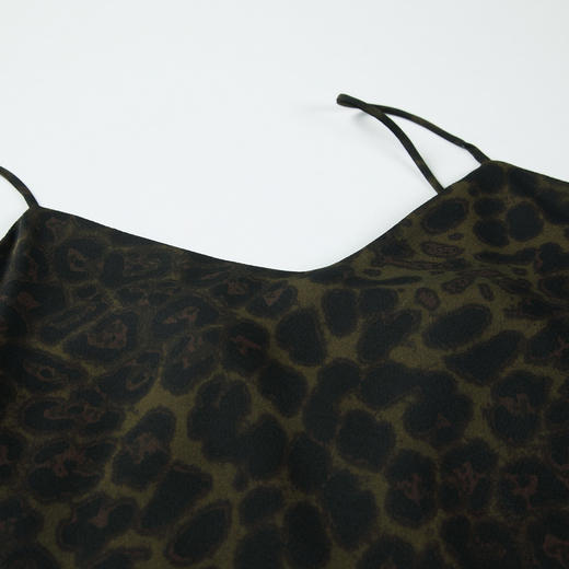 西遇HK豹纹V领甜辣吊带连衣裙女早春新款纯欲收腰修身长裙SS140751 商品图5