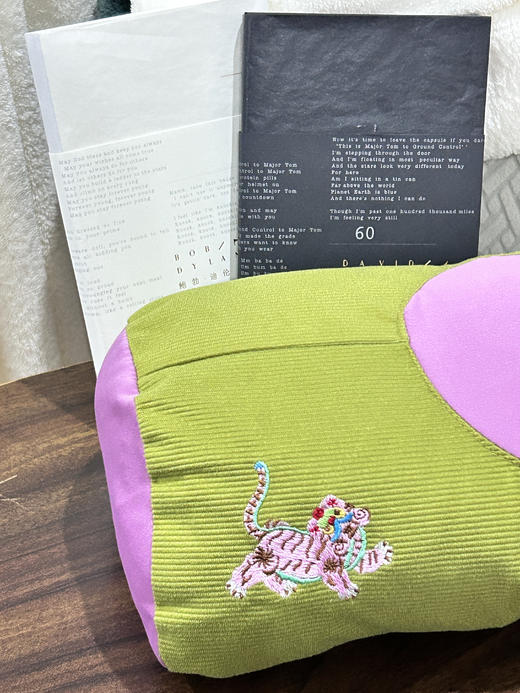 【真不二艾虎枕】教师节中秋送礼佳品 ✅3斤药芯，3倍香药入胆。3年陈艾草复配柏籽壳 ✅ 一枕多用，枕头，枕腰、枕腿都可以 商品图7