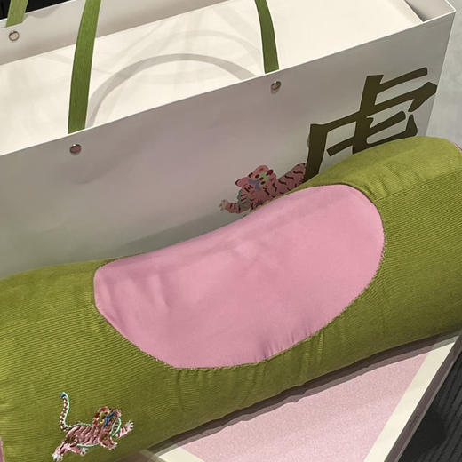 【真不二艾虎枕】教师节中秋送礼佳品 ✅3斤药芯，3倍香药入胆。3年陈艾草复配柏籽壳 ✅ 一枕多用，枕头，枕腰、枕腿都可以 商品图6