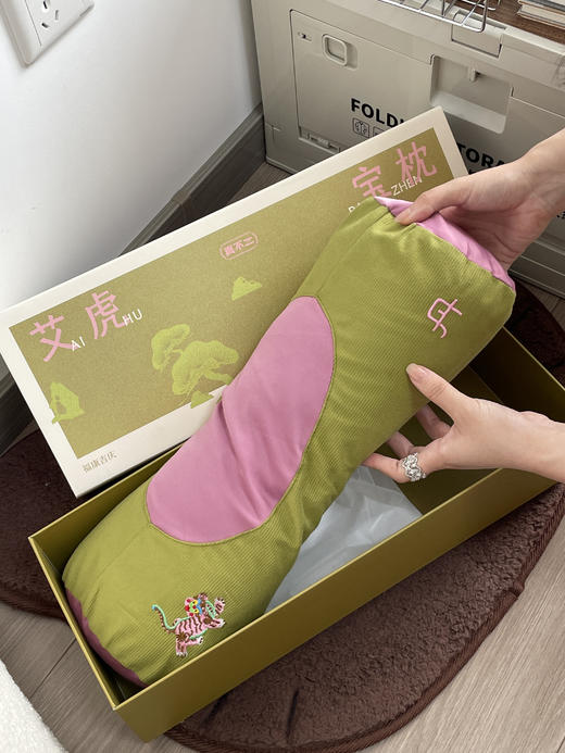 【真不二艾虎枕】教师节中秋送礼佳品 ✅3斤药芯，3倍香药入胆。3年陈艾草复配柏籽壳 ✅ 一枕多用，枕头，枕腰、枕腿都可以 商品图0