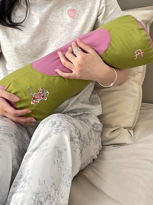 【真不二艾虎枕】教师节中秋送礼佳品 ✅3斤药芯，3倍香药入胆。3年陈艾草复配柏籽壳 ✅ 一枕多用，枕头，枕腰、枕腿都可以 商品图1