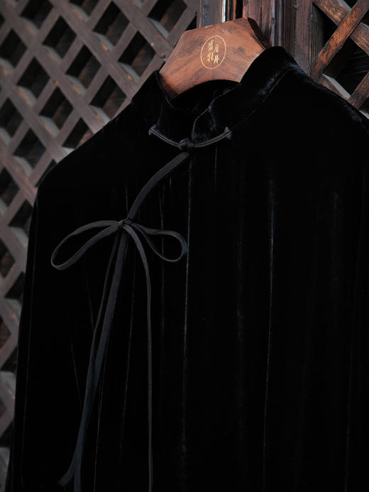 盛唐婧 |新中式立领系带丝绒鱼尾连衣裙黑色 商品图9