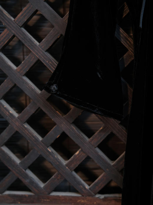 盛唐婧 |新中式立领系带丝绒鱼尾连衣裙黑色 商品图8