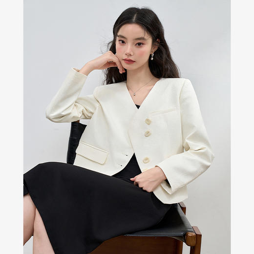 西遇短款西装外套女秋季新款高级感气质四粒扣白色女士西服D3442322 商品图0