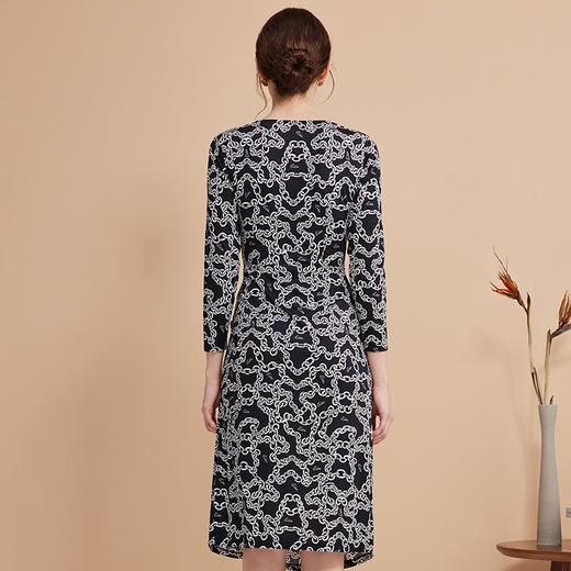 EITIE连爱特爱秋季新款时尚洋气显瘦V领收腰连衣裙女7507236 商品图4