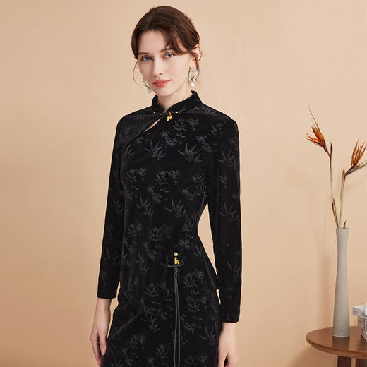 EITIE爱特爱秋季新款新中式盘扣印花暗纹气质显瘦黑色上衣C2413430 商品图1