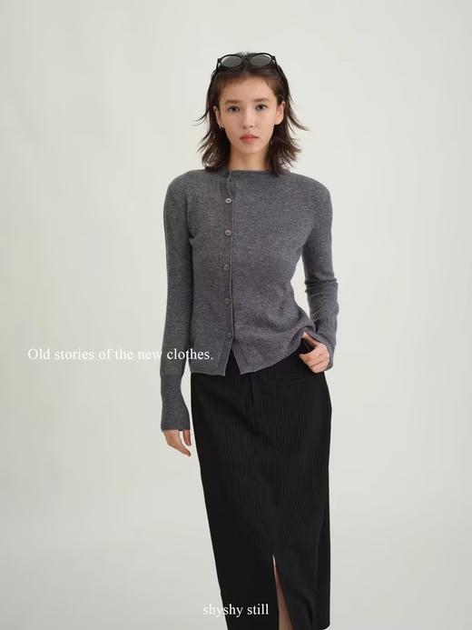 shyshystill/shy202401008/斜门襟设计羊毛一字领套头修身毛衣 商品图3