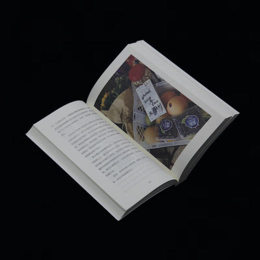 【签名本】在中间（罗衣首部随笔集，邀请你放慢步调，着眼日常细节，感受生命悸动）中英双语随笔×绘画摄影作品，Z世代关于自我、生活、女性、世界、艺术与美的思考 商品图9