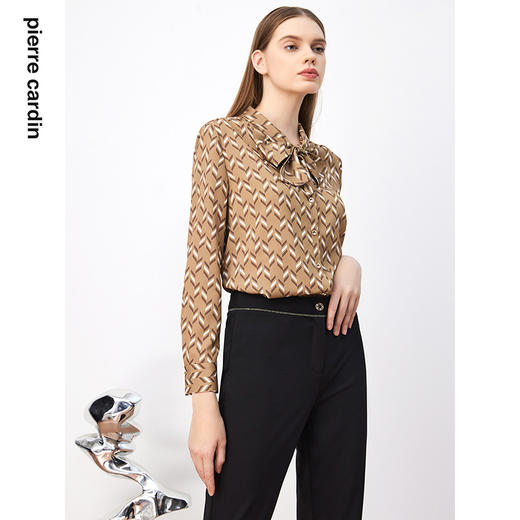 皮尔卡丹女装复古时尚高级印花通勤飘带领衬衫P3360B3995Y3
 商品图3