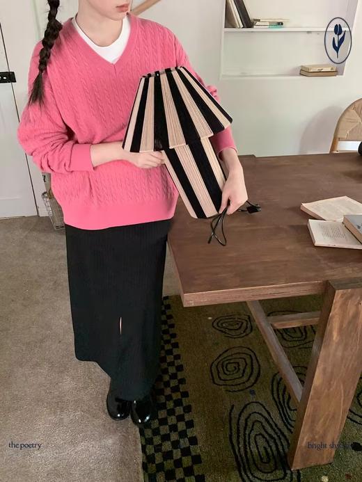 shyshystill/shy202308053/v领全羊毛经典扭花毛衣 商品图1