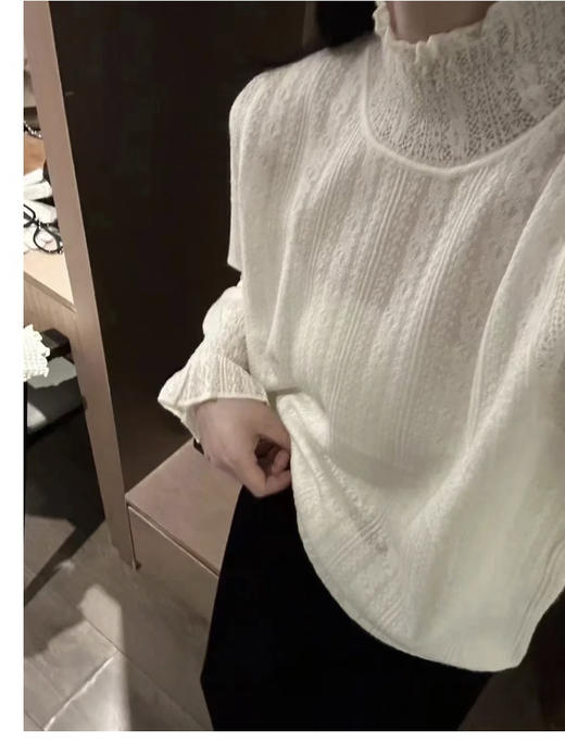 蕾丝钩花打底衫 商品图1