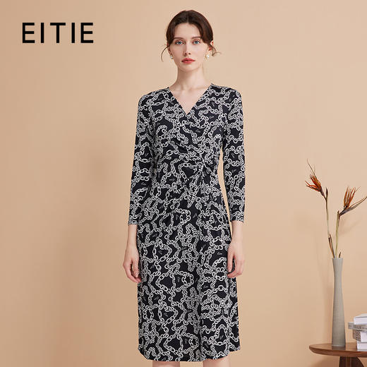 EITIE连爱特爱秋季新款时尚洋气显瘦V领收腰连衣裙女7507236 商品图1
