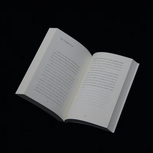 【签名本】在中间（罗衣首部随笔集，邀请你放慢步调，着眼日常细节，感受生命悸动）中英双语随笔×绘画摄影作品，Z世代关于自我、生活、女性、世界、艺术与美的思考 商品图8