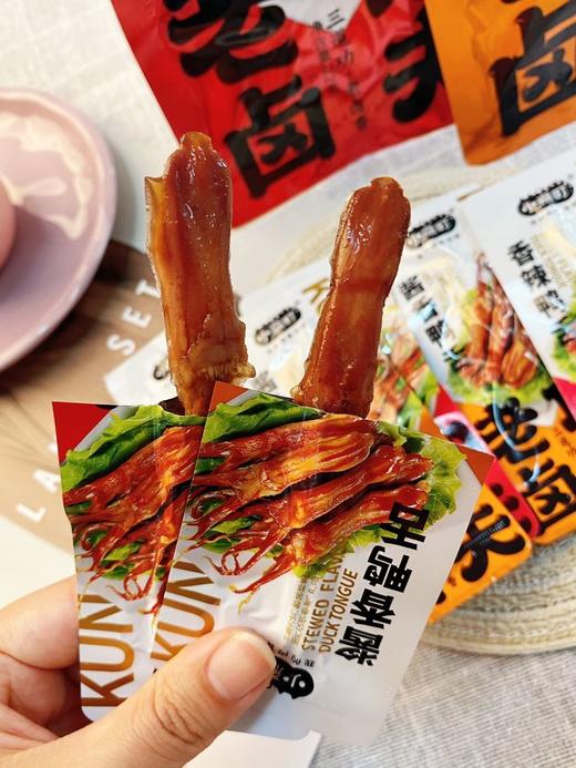 📣【传统古法秘卤-功夫老卤鸭舌】来啦~ 秘制配方老汤慢卤入味--一秒脱骨！ 卤香浓郁，肉肉软嫩又有嚼劲 老汤慢卤而成 ✅精选30种本草香料卤制 商品图5