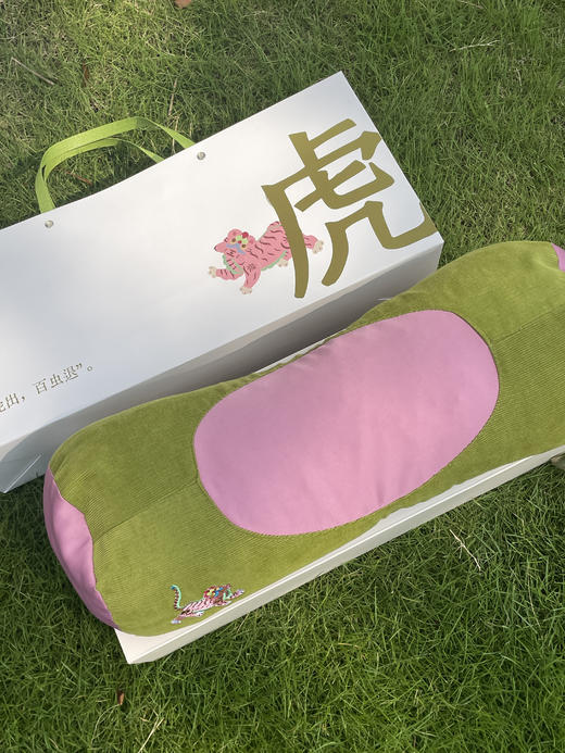 【真不二艾虎枕】教师节中秋送礼佳品 ✅3斤药芯，3倍香药入胆。3年陈艾草复配柏籽壳 ✅ 一枕多用，枕头，枕腰、枕腿都可以 商品图5