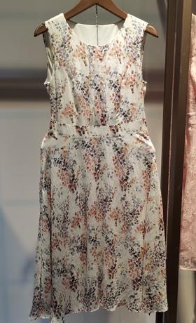 凝脂色连衣裙HJ2S18