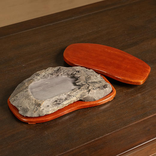 二十世纪 水坑大西洞端溪砚（红木盖底） 商品图4