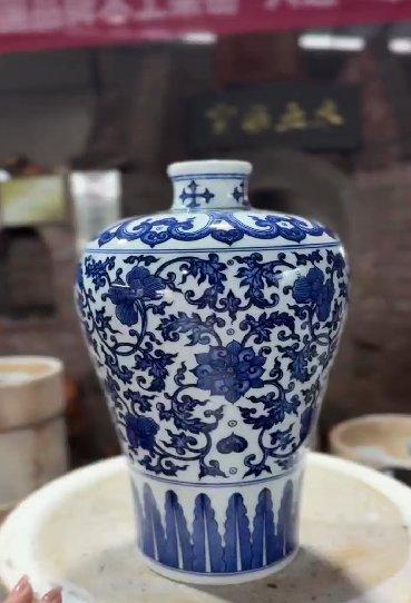 柴窑双线条点工缠枝莲梅瓶 商品图0