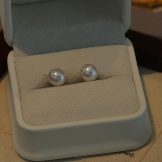 甄珠贝 淡水珍珠经典耳钉，人手一对的经典尺寸 7-8mm，珠光很亮很细腻，无暇级别（可能个别细微），正圆，纯银针镶嵌 商品图6
