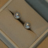 甄珠贝 淡水珍珠经典耳钉，人手一对的经典尺寸 7-8mm，珠光很亮很细腻，无暇级别（可能个别细微），正圆，纯银针镶嵌 商品缩略图1