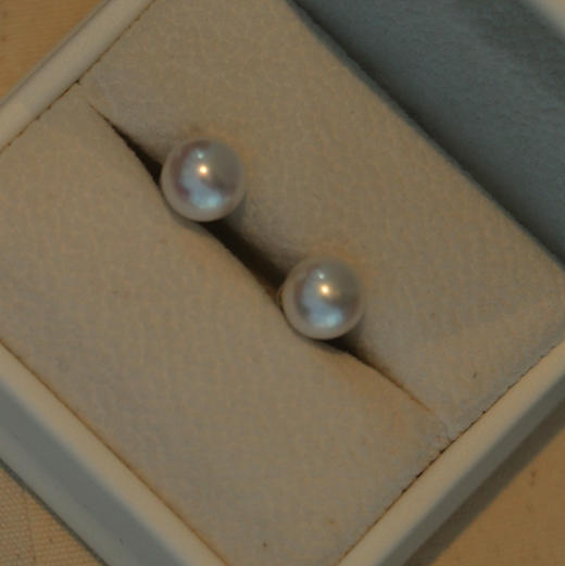 甄珠贝 淡水珍珠经典耳钉，人手一对的经典尺寸 7-8mm，珠光很亮很细腻，无暇级别（可能个别细微），正圆，纯银针镶嵌 商品图1