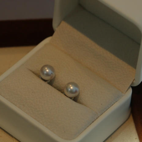 甄珠贝 淡水珍珠经典耳钉，人手一对的经典尺寸 7-8mm，珠光很亮很细腻，无暇级别（可能个别细微），正圆，纯银针镶嵌 商品图3