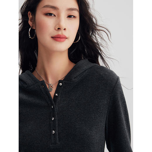 棉仓357601001-小银豆牙签纹肌理感暖感绒兜帽合体微修身长袖T 商品图3