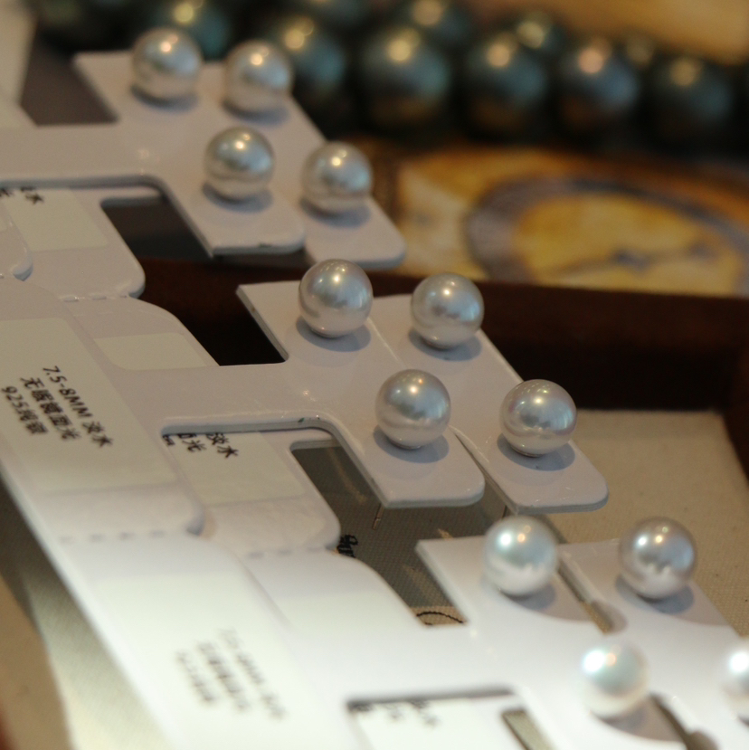 甄珠贝 淡水珍珠经典耳钉，人手一对的经典尺寸 7-8mm，珠光很亮很细腻，无暇级别（可能个别细微），正圆，纯银针镶嵌