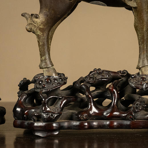 清 铜羊衔灵芝荷叶托灯台及红木透雕灵芝纹座（一对） 商品图2