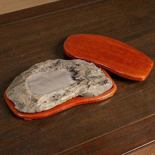 二十世纪 水坑大西洞端溪砚（红木盖底） 商品图1