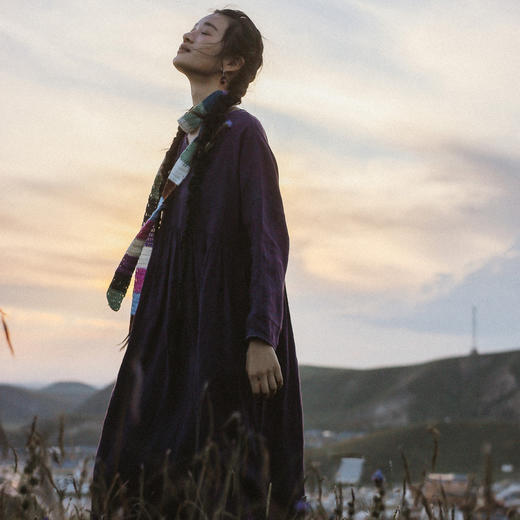 绽放旅行女装633朵/亚麻交叠门襟棉花边装饰高腰线长袖V领连衣裙 商品图2