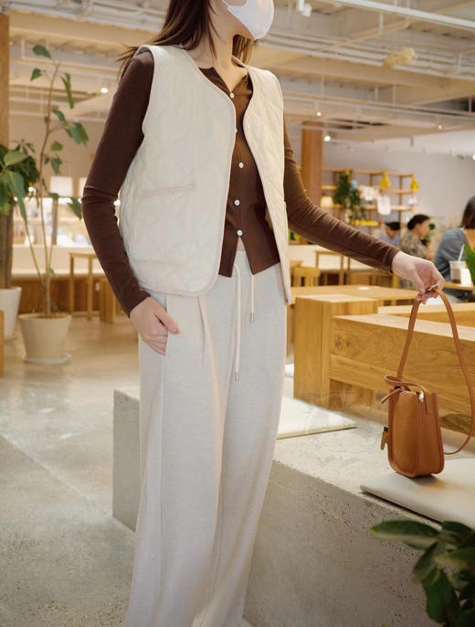 【🔥 品牌清仓2️⃣9️⃣.9️⃣】男女同款的双层绵羊毛马甲，✅面料是100%锦纶，中间层100%绵羊毛➕充气绒里层1拿到手整体质感摸着真的非常不错，男女同款。 商品图4