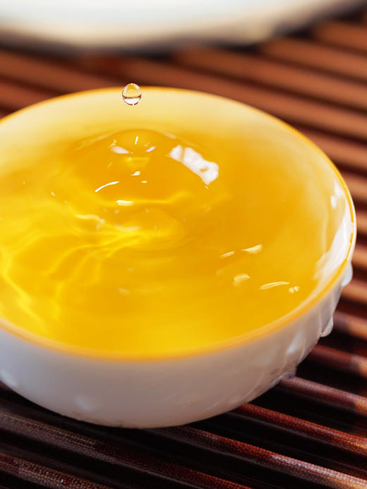 【冰岛古树白茶】2020年云南临沧冰岛白茶 4年陈花果香，357克/饼 5饼/提 拍5发6拍20发25 商品图5