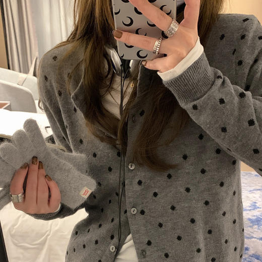 【修身百搭时尚❗️波点针织衫】秋冬新款韩版叠穿设计感满满，修身显瘦开衫长袖毛衣上衣，舒适上班族通勤服饰L 商品图3