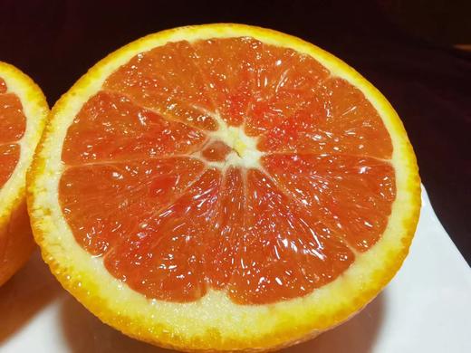 Cara Cara粉橙 ，产自于南澳大利亚墨累河流域，沐浴在纯净阳光与清新空气中的脐橙，昼夜温差大，自然生长。得天独厚的地理位置赋予它浓郁的香甜，果肉饱满多汁，一口尽享大自然的馈赠。10斤/箱 商品图1