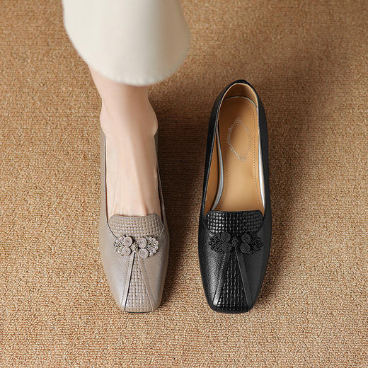 OLD2913单鞋女2024年新款法式方头珍珠花朵粗跟中跟拼色一脚蹬浅口瓢鞋子 商品图1