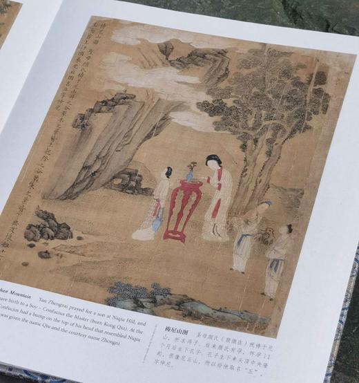 《孔子圣迹图》，锦函一函一册装，经折装，12开，仇十洲绘，外文出版社2024年一版一印，定价298，售价178元。 商品图5