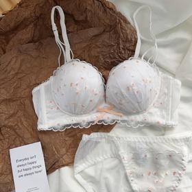 日系性感蕾丝内衣女平胸专用小胸聚拢显大透气点缀小花朵文胸套装