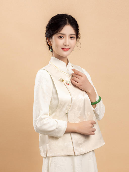 荷言HEYEN 遥听秋水 榴花锦簇暗纹真丝羊毛马甲宋锦包扣 商品图1