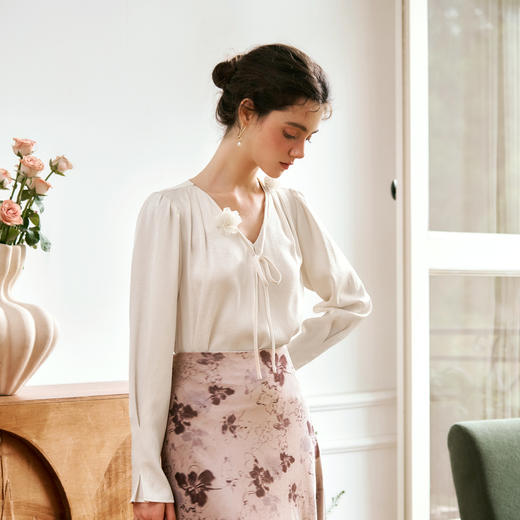 
OLrain欧芮儿法式衬衫女秋2024新款法式气质浪漫V领雪纺百搭上衣 商品图3