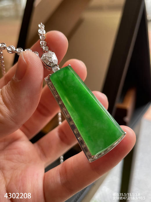 老坑艳绿无事牌吊坠。  99999【4302208】 商品图1