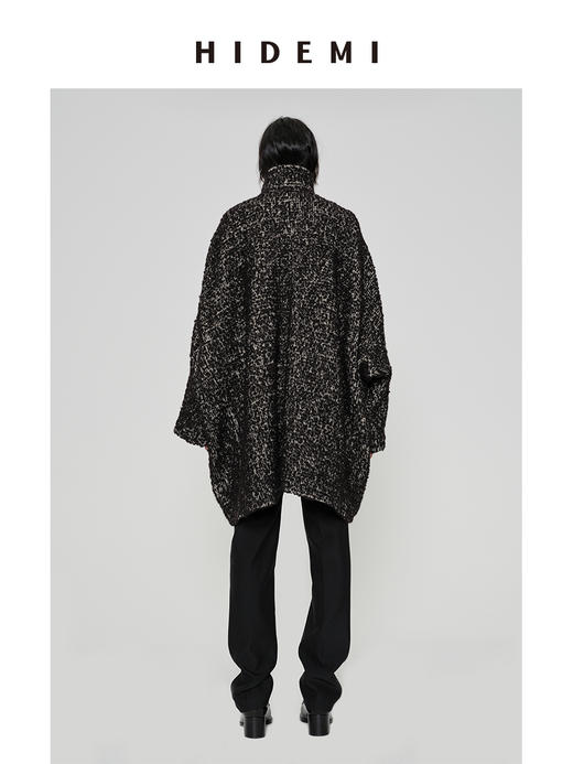 HIDEMI 【孟子义同款】极简大廓形伞状澳毛粗花呢花纱全羊毛翻领落肩厚款纽扣大衣 芝麻黑灰/奶油灰 商品图10