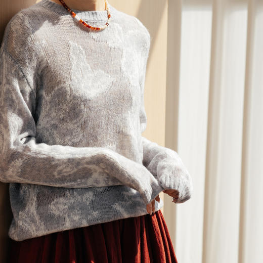 绽放旅行女装555朵/早秋圆领细腻花纹微透感宽松舒适灰色套头毛衫 商品图2